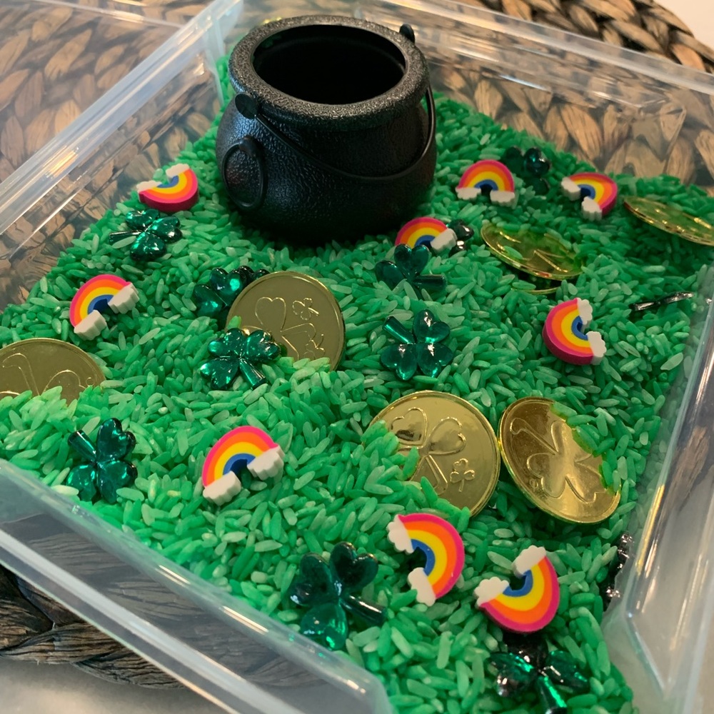 St. Pattys day sensory bin for littles!
